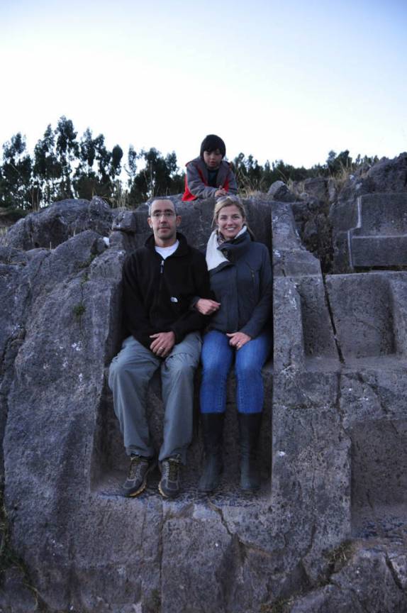 Descansando em um dos muitos tronos reais nas ruínas de Saqsaywamán, em Cusco, no Peru